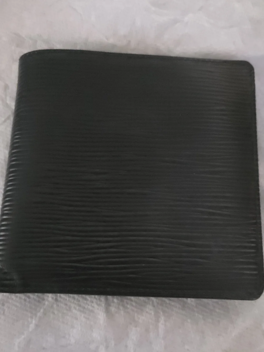 Classic Black Men's Bi-Fold Wallet - Sleek Textured Design